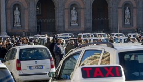 Il mondo dei tassisti senza regole: l’Antitrust indaga