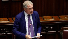Vola il prezzo della benzina: scontro tra Urso e i dati reali