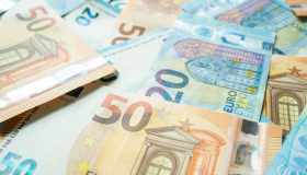 Bonus benzina per i redditi più bassi: l’ipotesi social card