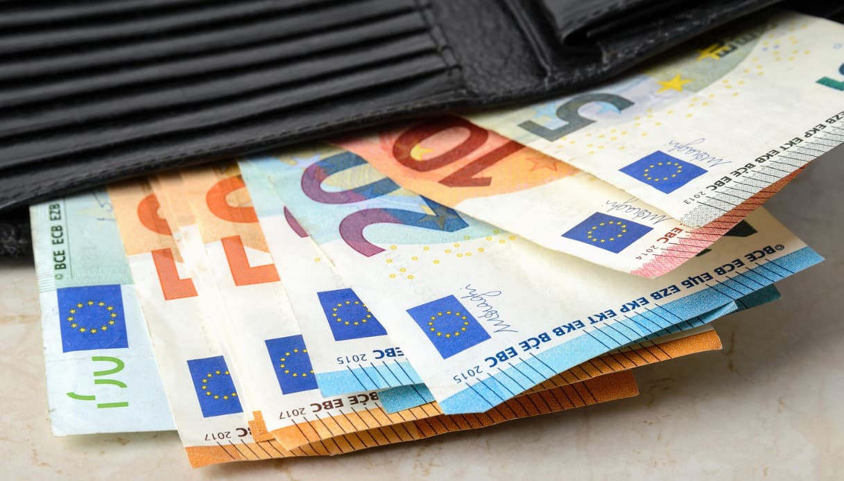 Stipendi, via il segreto salariale: si può avere il risarcimento