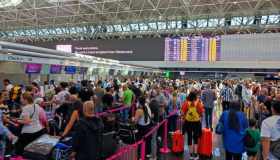 Caro biglietti aerei, il Governo mette un freno ma non per tutti