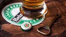 Heineken lascia la Russia: birrifici venduti a un euro