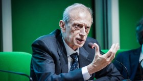 Stipendi d’oro in Parlamento, Fassino riapre la polemica