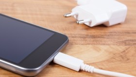 Questi caricabatterie possono provocare la morte: a cosa stare attenti