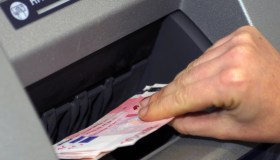 Conti correnti, italiani in fuga: risparmi prelevati e investiti altrove