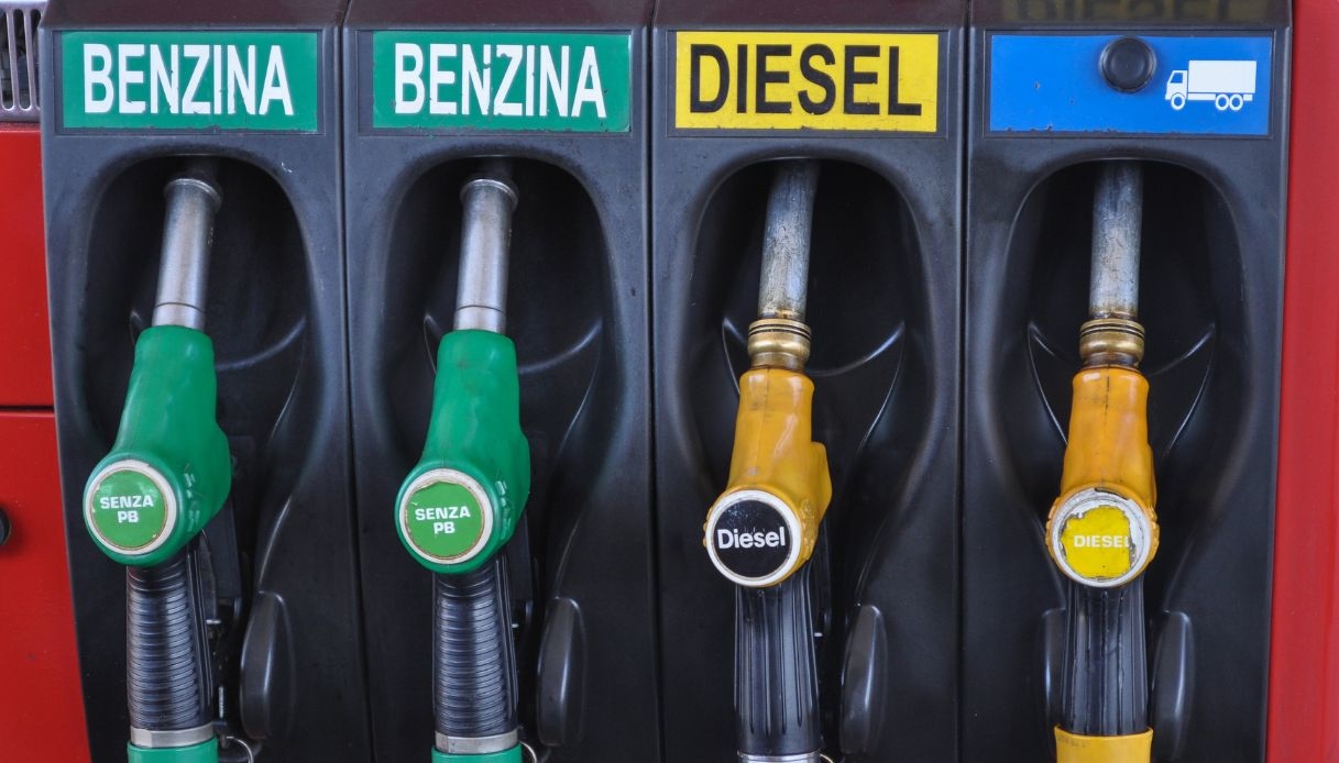 Caro benzina: dove costa di più e dove di meno rispetto all’Italia