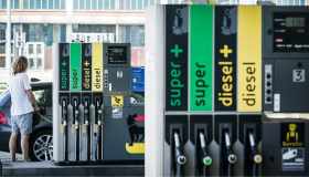 Benzina, gli aumenti non si fermano: prezzi verso livelli record