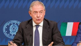 Prezzi benzina, Urso pensa all’accisa mobile: cos’è e quali effetti