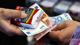 Aumenta il prezzo delle sigarette: Meloni a caccia di fondi