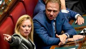 Il governo tira dritto sulla carne sintetica e sfida l’Europa