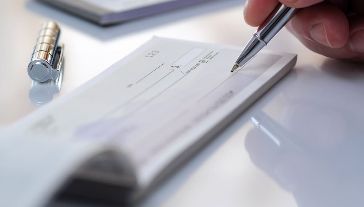 A Natale occhio ai pagamenti: cosa succede se l’assegno è scoperto