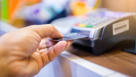 Prelievo dei contanti nei negozi: cosa cambia con la manovra