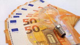 Bollette, boom delle offerte a prezzo fisso e ibride: cosa fare subito