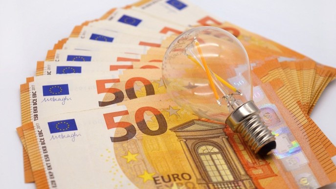 Bollette, boom delle offerte a prezzo fisso e ibride: cosa fare subito