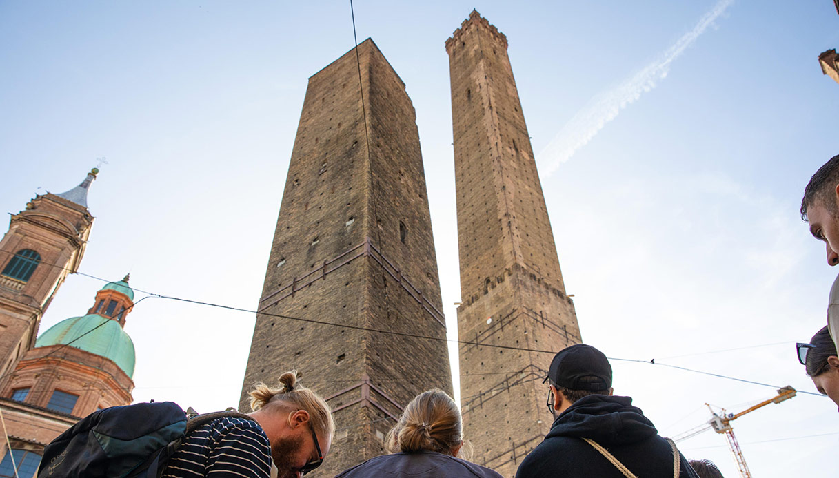 L’area della torre Garisenda di Bologna rimarrà chiusa per anni