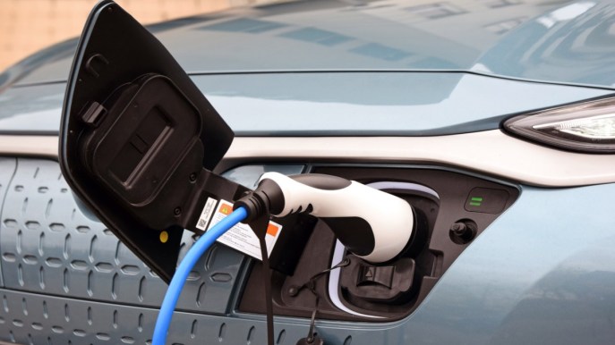 Auto elettriche, in arrivo nuovo bonus: come richiederlo