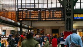 Scioperi di dicembre confermati, partenze a rischio: date e regioni coinvolte