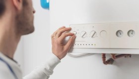 Caldaia a biomassa e pompe di calore: i riscaldamenti che fanno risparmiare