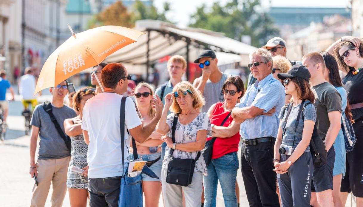 Cambia il lavoro di guida turistica: arrivano esame, albo e patentino