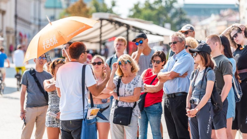 Cambia il lavoro di guida turistica: arrivano esame, albo e patentino