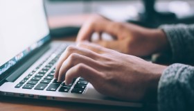 Truffa delle recensioni false: ora l’IA protegge gli utenti