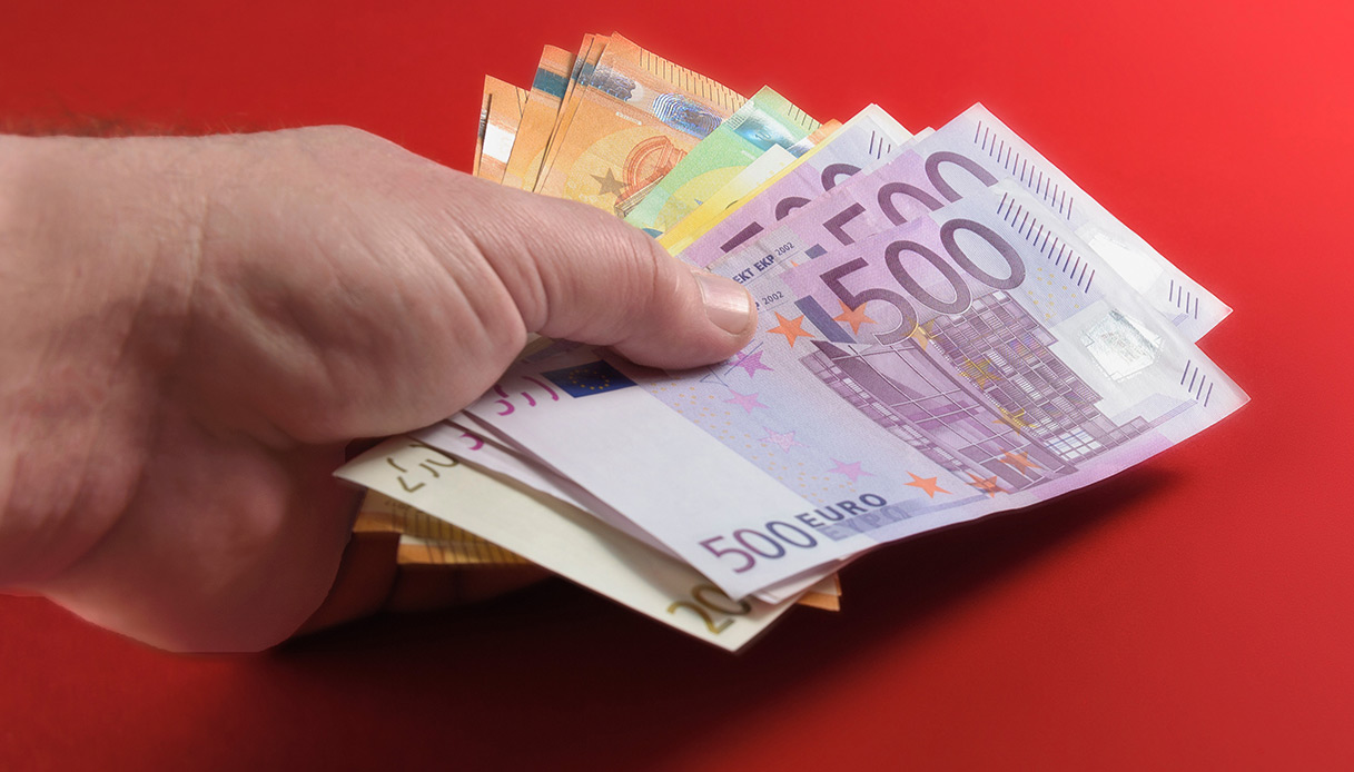 Allarme usura: italiani sempre più indebitati per il caro vita