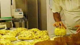 Resti di insetti nei dolci di Natale, sequestrate 39 tonnellate