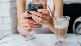 Lo smartphone ci ascolta, e non solo lui: ora c’è la conferma