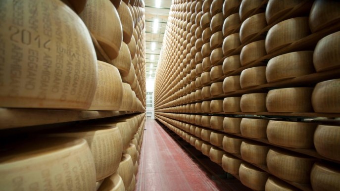 Parmigiano Reggiano vince la battaglia contro i conservanti. Grana Padano dovrà cambiare etichetta