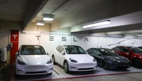 Tesla richiama milioni di auto, problema con l’Autopilot: guaio per Elon Musk