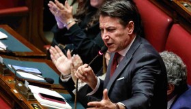 Salario minimo bocciato, bagarre alla Camera: Conte straccia il testo, Schlein e gli altri ritirano la firma