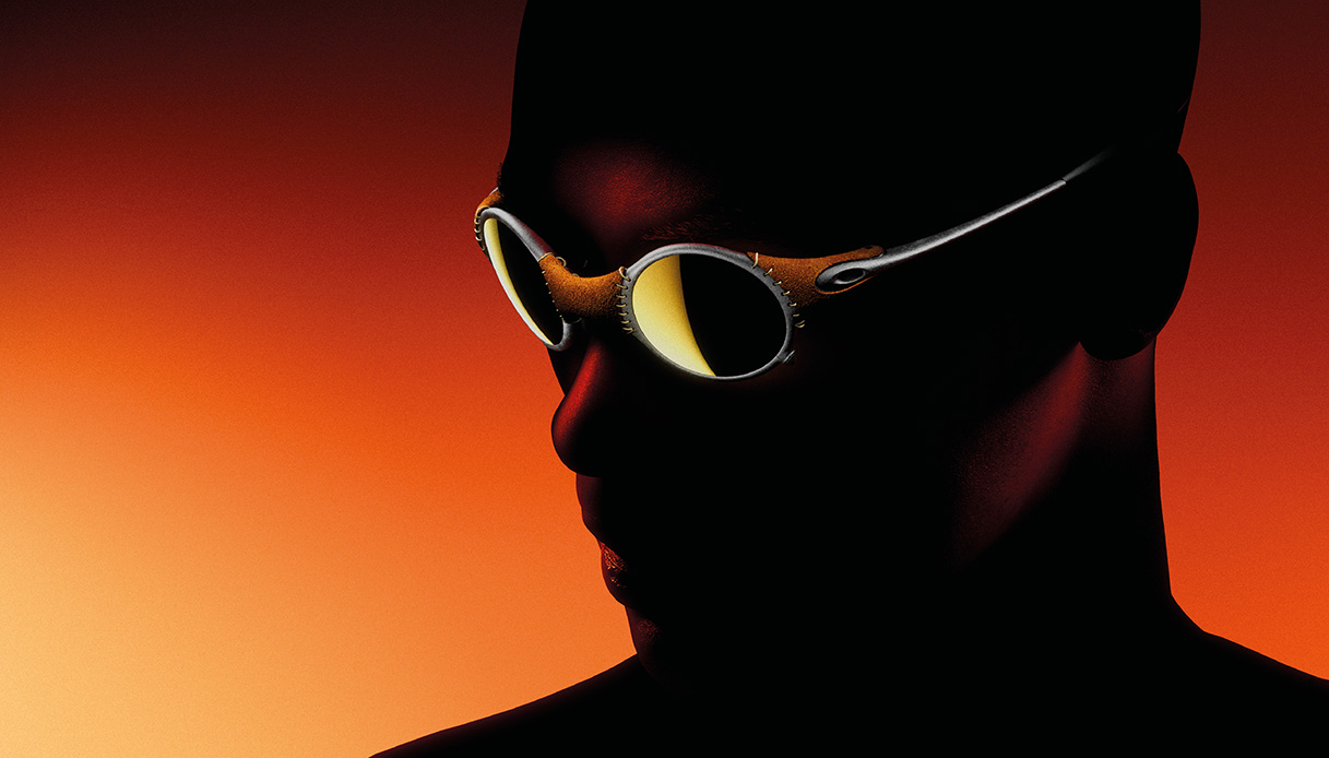 Oakley rilancia gli iconici occhiali in pelle