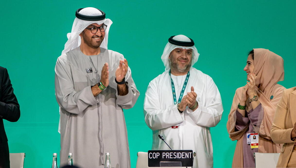 Alla COP28 raggiunto un accordo storico: “Fuoriuscita dai combustibili fossili”