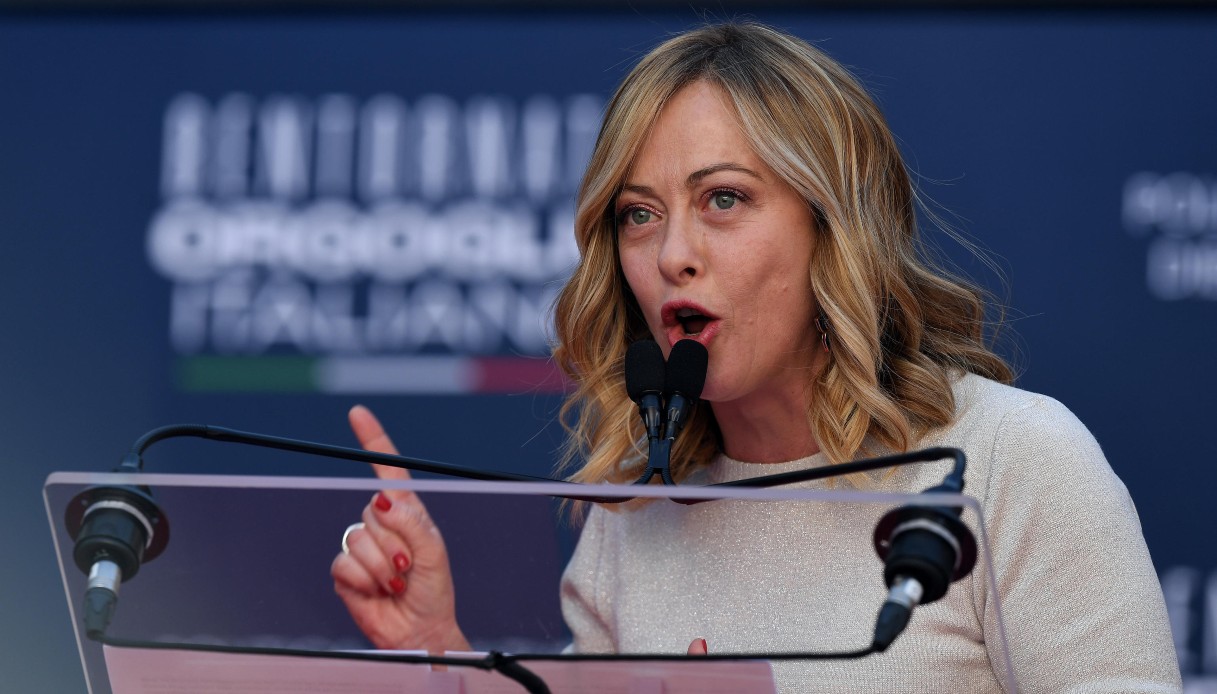 Meloni, show ad Atreju: difesa a spada tratta per Musk, attacchi a Schlein e Ferragni