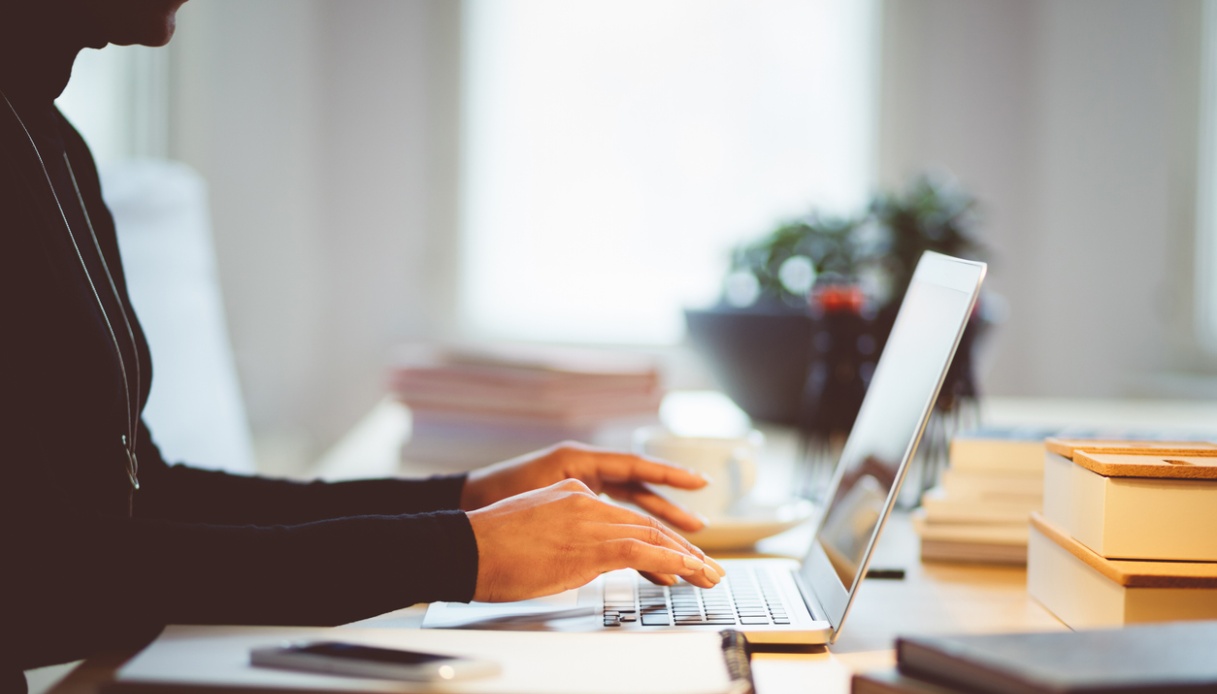 Smart working prorogato fino a marzo 2024 nel privato: chi può richiederlo