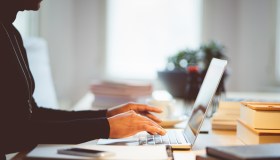 Smart working prorogato fino a marzo 2024 nel privato: chi può richiederlo