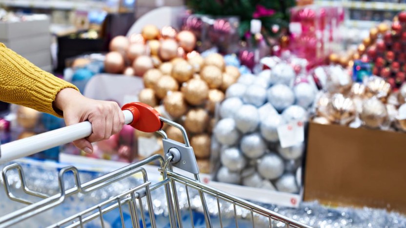 Quanto spenderanno gli italiani a Natale? Cibo, viaggi e regali, il costo