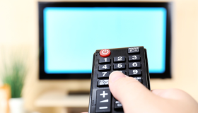 Arriva l’obbligo del telecomando con i numeri: la decisione AGCOM a favore del digitale terrestre