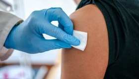 Rivoluzione vaccini Covid: si replicano da soli con la tecnologia saRNA