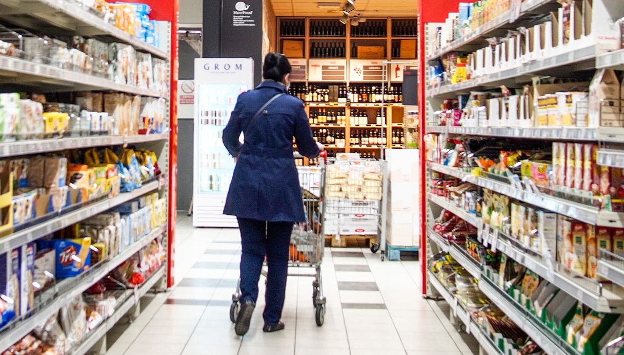 Carrefour Torino in crisi, cassa integrazione straordinaria per circa 850 dipendenti di 6 ipermercati