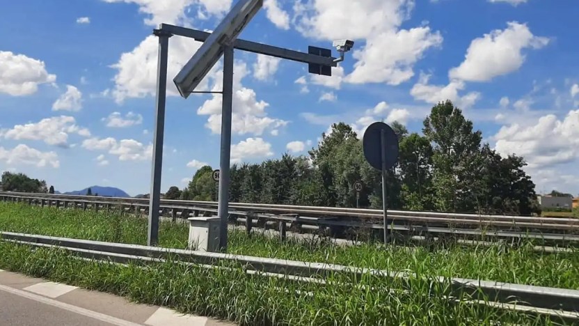 Il fenomeno “Fleximan” che abbatte gli autovelox: chi è e cosa rischia