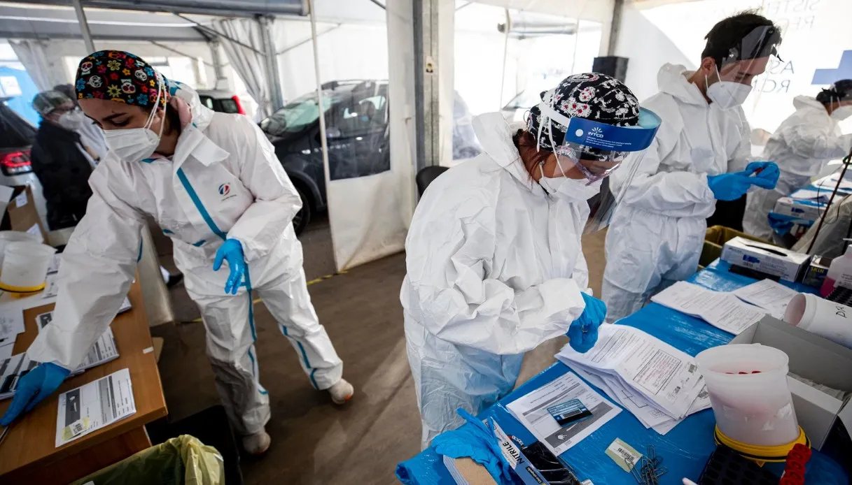 Covid e influenza mandano nel caos gli ospedali, 1.100 pazienti in attesa di un ricovero