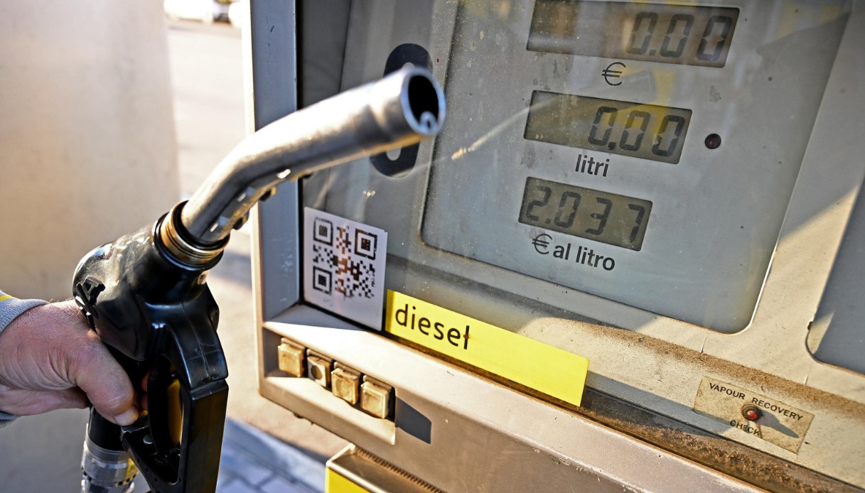 Prezzo del diesel in aumento, colpa degli attacchi degli Houthi nel Mar Rosso: quanto costa ora