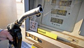 Prezzo del diesel in aumento, colpa degli attacchi degli Houthi nel Mar Rosso: quanto costa ora
