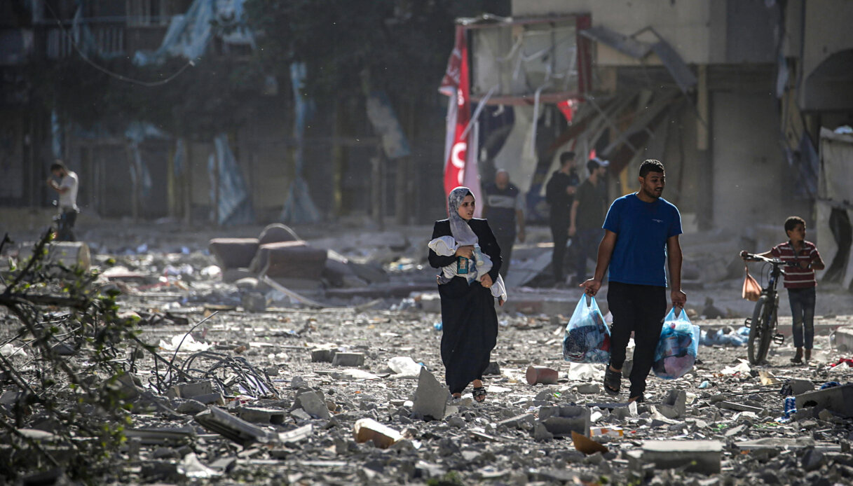 Gaza ridotta a fame e macerie da Israele, preda di mercato nero e saccheggi