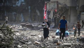 Gaza ridotta a fame e macerie da Israele, preda di mercato nero e saccheggi