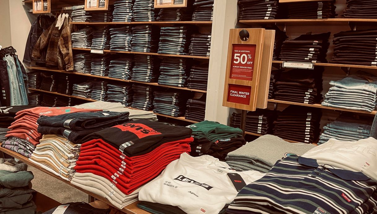 Levi’s fa causa a Brunello Cucinelli per l’etichetta rettangolare sui pantaloni
