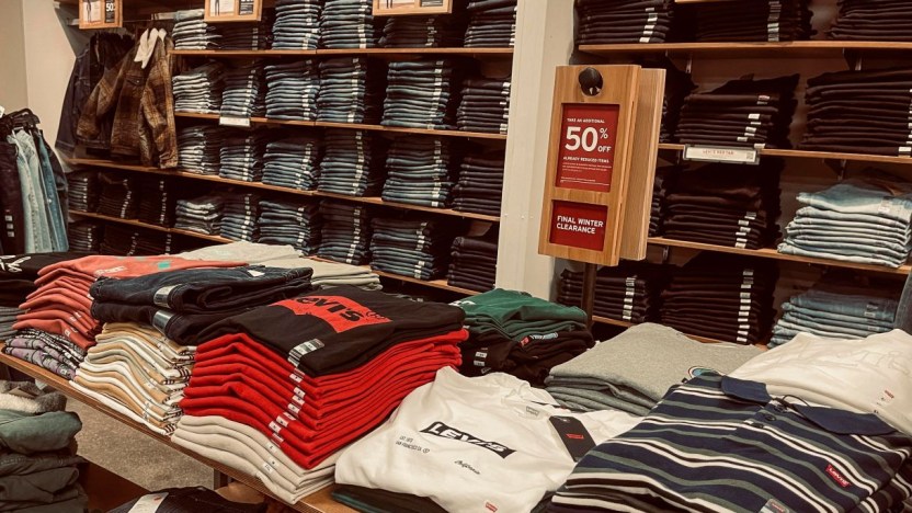 Levi’s fa causa a Brunello Cucinelli per l’etichetta rettangolare sui pantaloni
