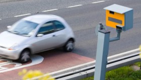 Fleximan abbatte un altro autovelox, sindaci si arrendono: “Li togliamo, ascoltiamo i cittadini”