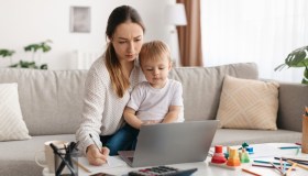 Bonus mamme lavoratrici, a gennaio salta: manca una circolare Inps